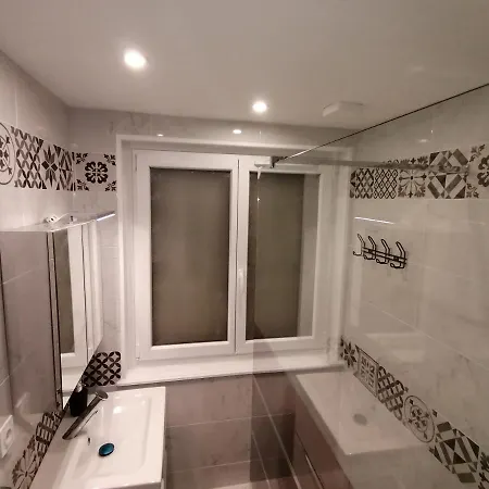 Hadriel Host Apartment *